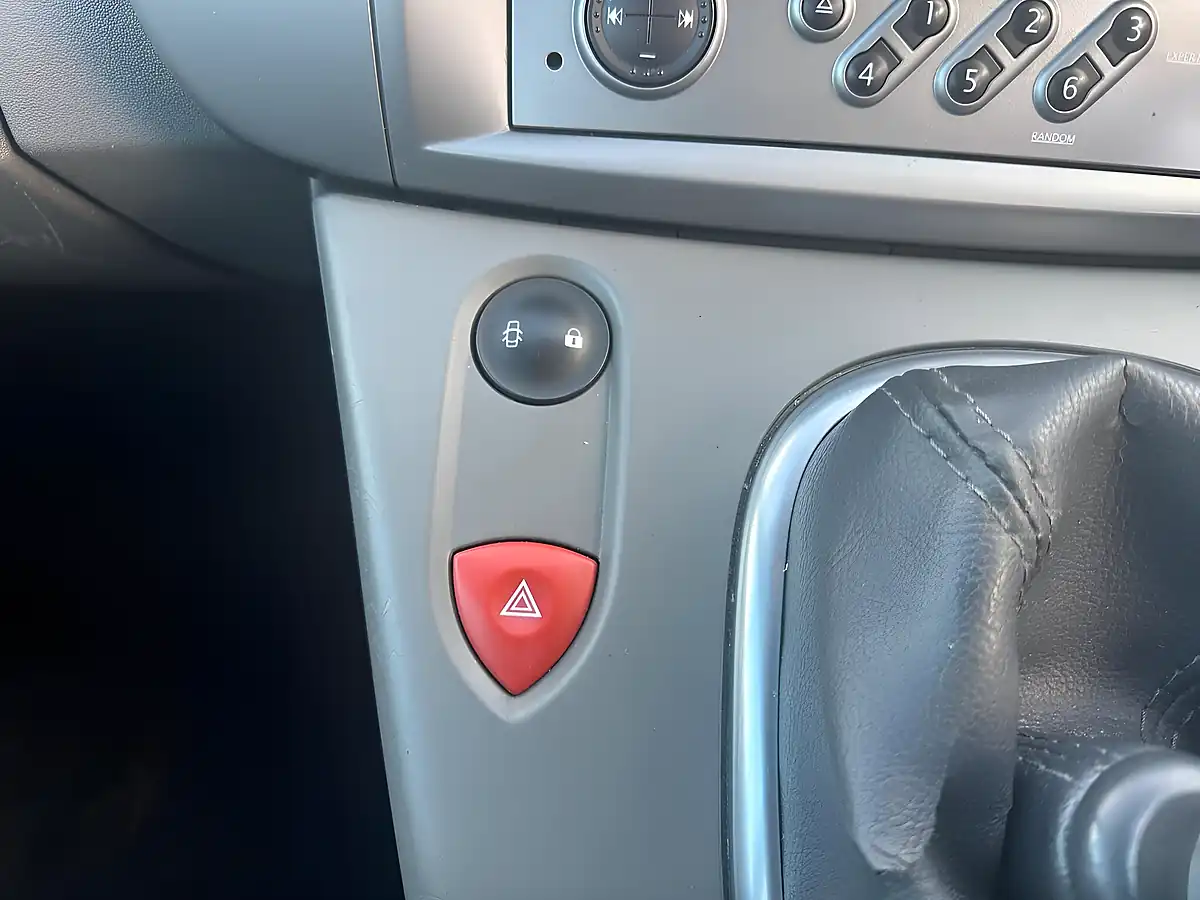 Used 2008 Renault Grand Scenic Dynamique S Silver - Interior and Exterior details 13