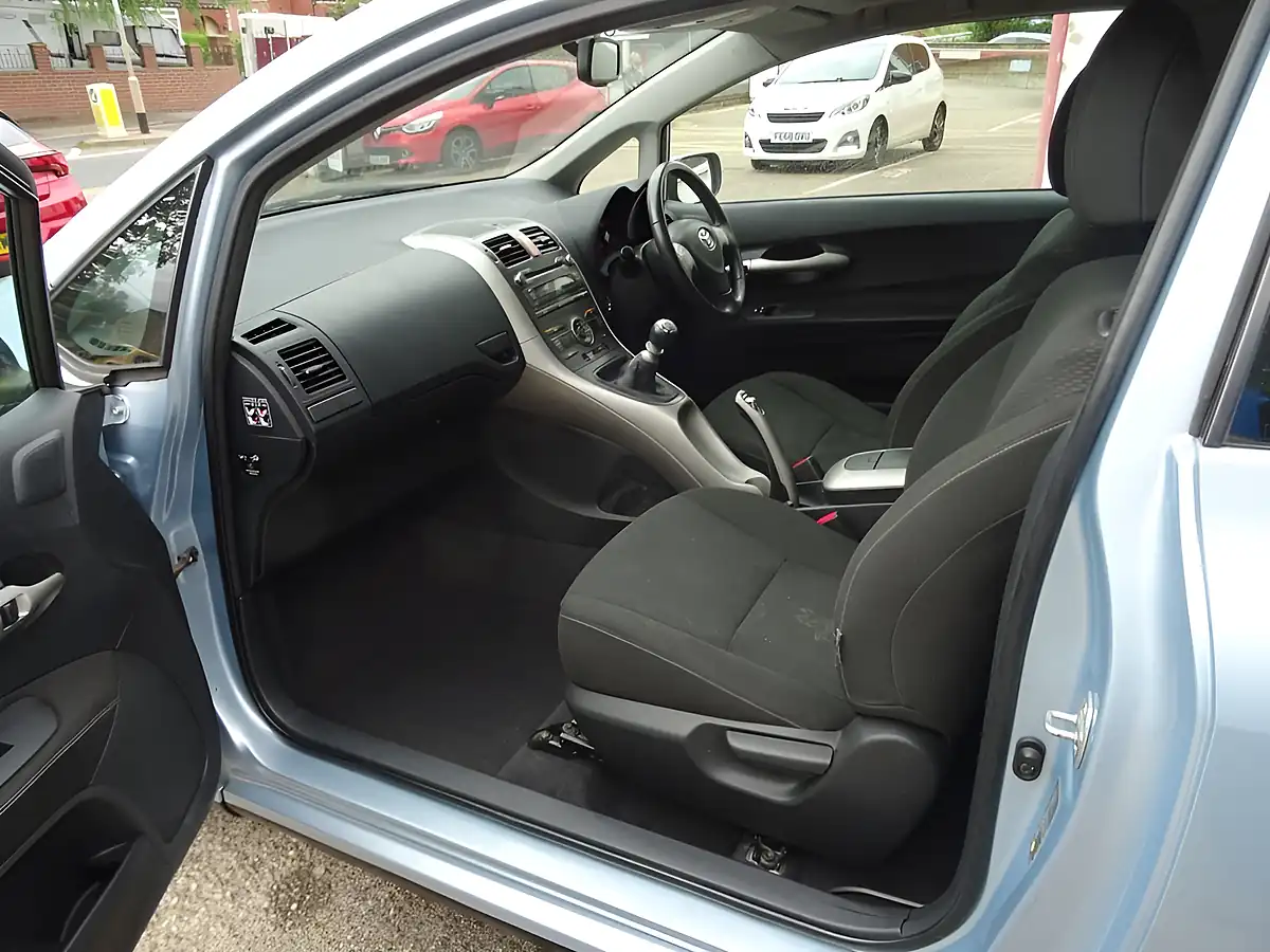 Used 2008 Toyota Auris Sr 180 Blue - Interior and Exterior details 17