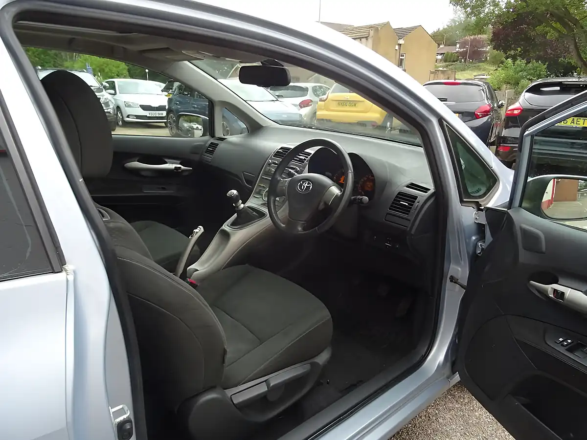 Used 2008 Toyota Auris Sr 180 Blue - Interior and Exterior details 18