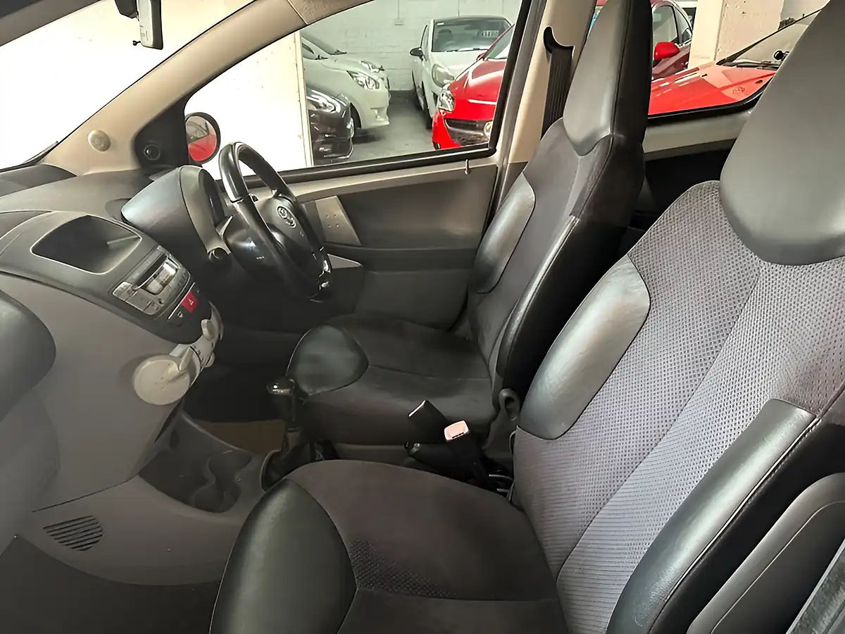 Used 2008 Toyota Aygo Platinum Silver - Interior and Exterior details 12