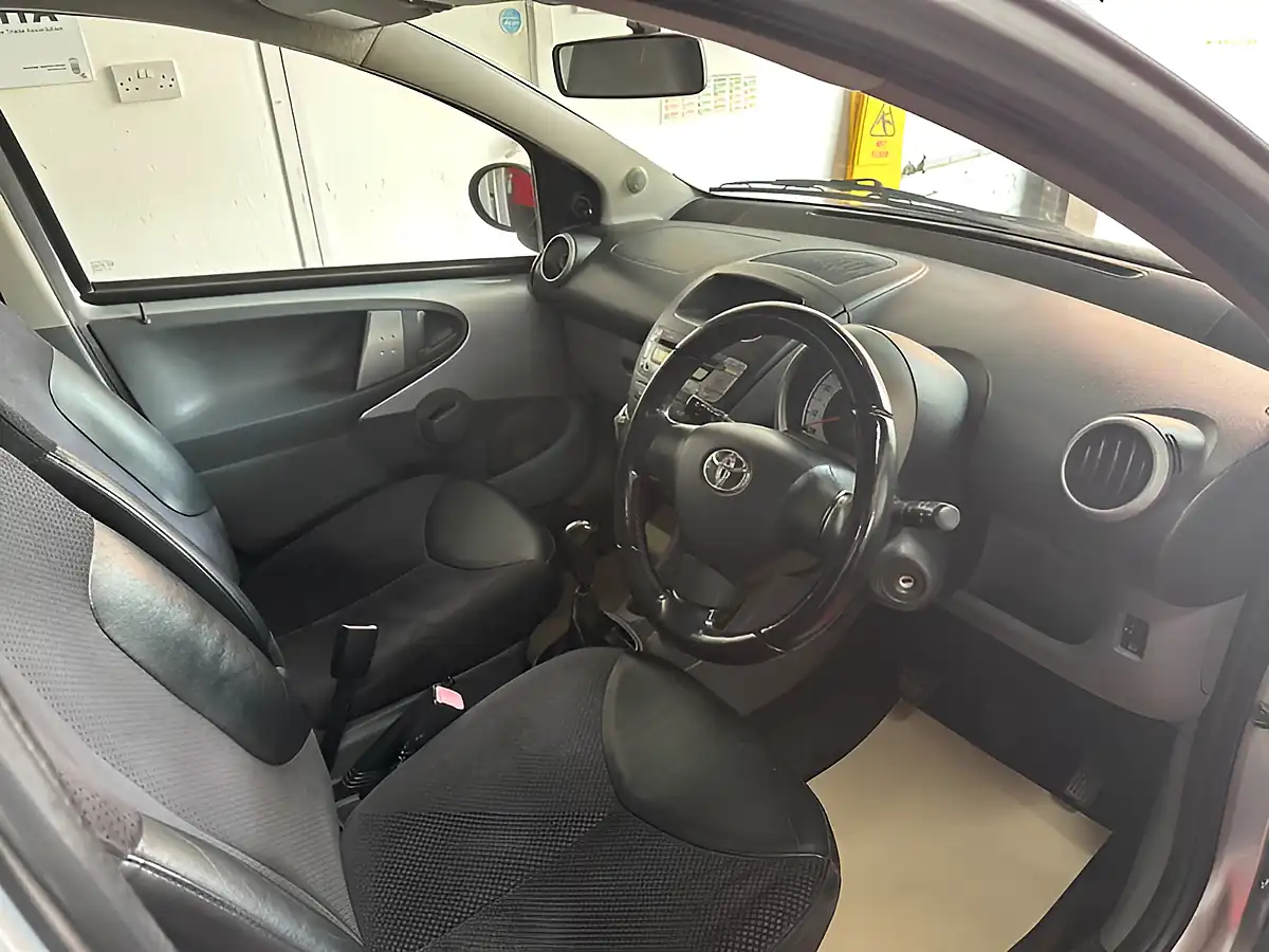 Used 2008 Toyota Aygo Platinum Silver - Interior and Exterior details 14