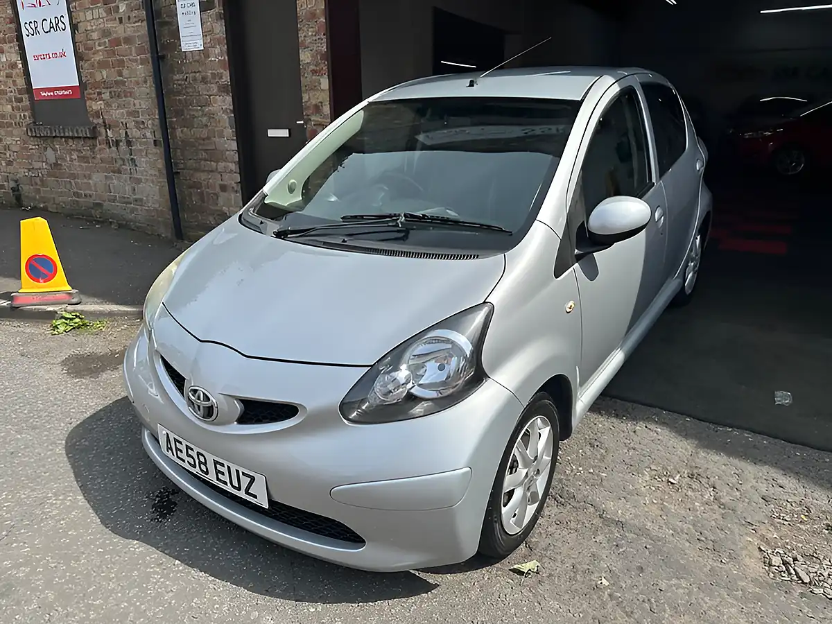 Used 2008 Toyota Aygo Platinum Silver - Interior and Exterior details 16