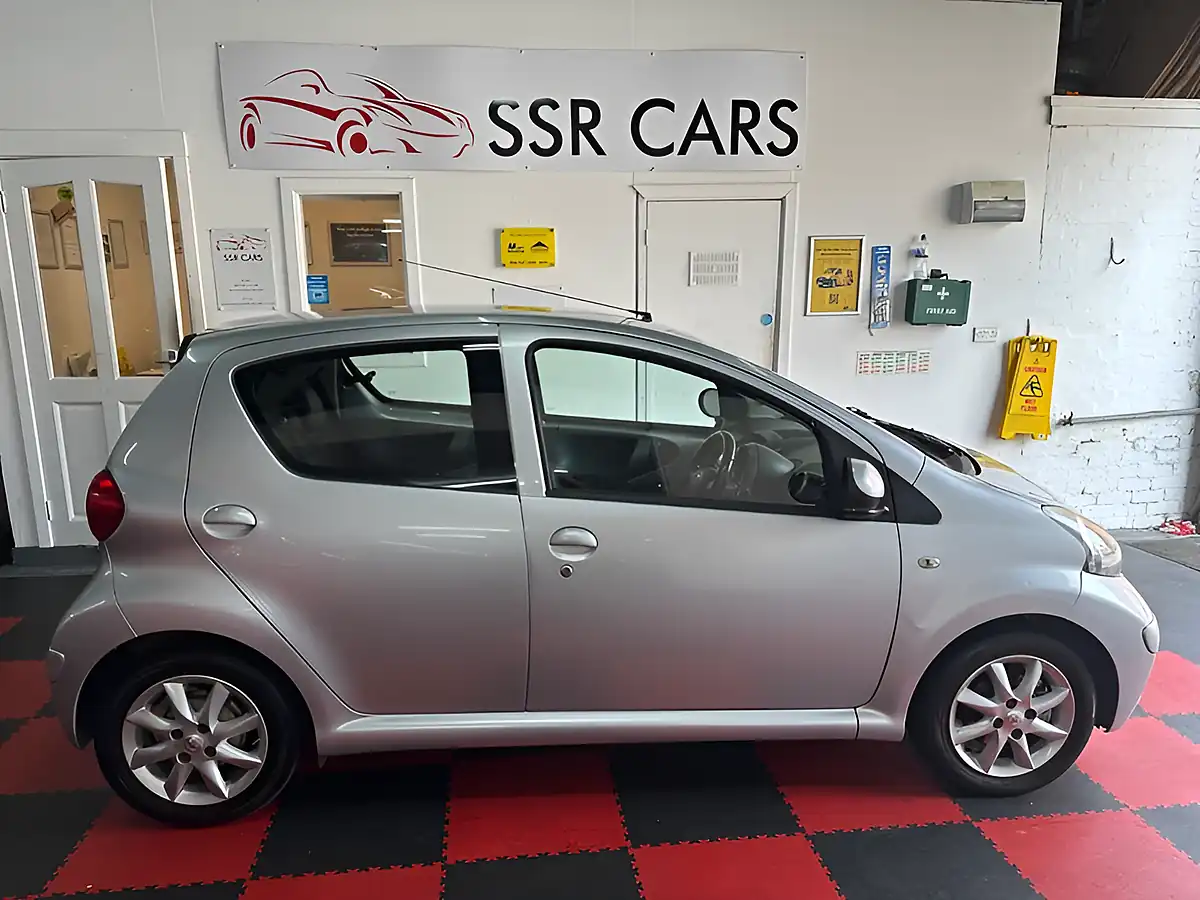 Used 2008 Toyota Aygo Platinum Silver - Interior and Exterior details 8
