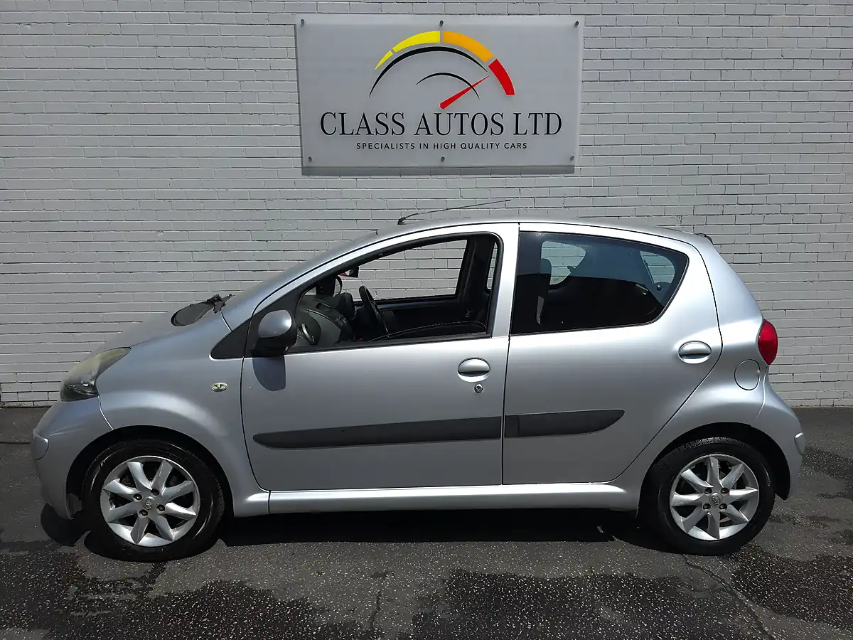 Used 2008 Toyota Aygo Platinum Silver - Interior and Exterior details 8