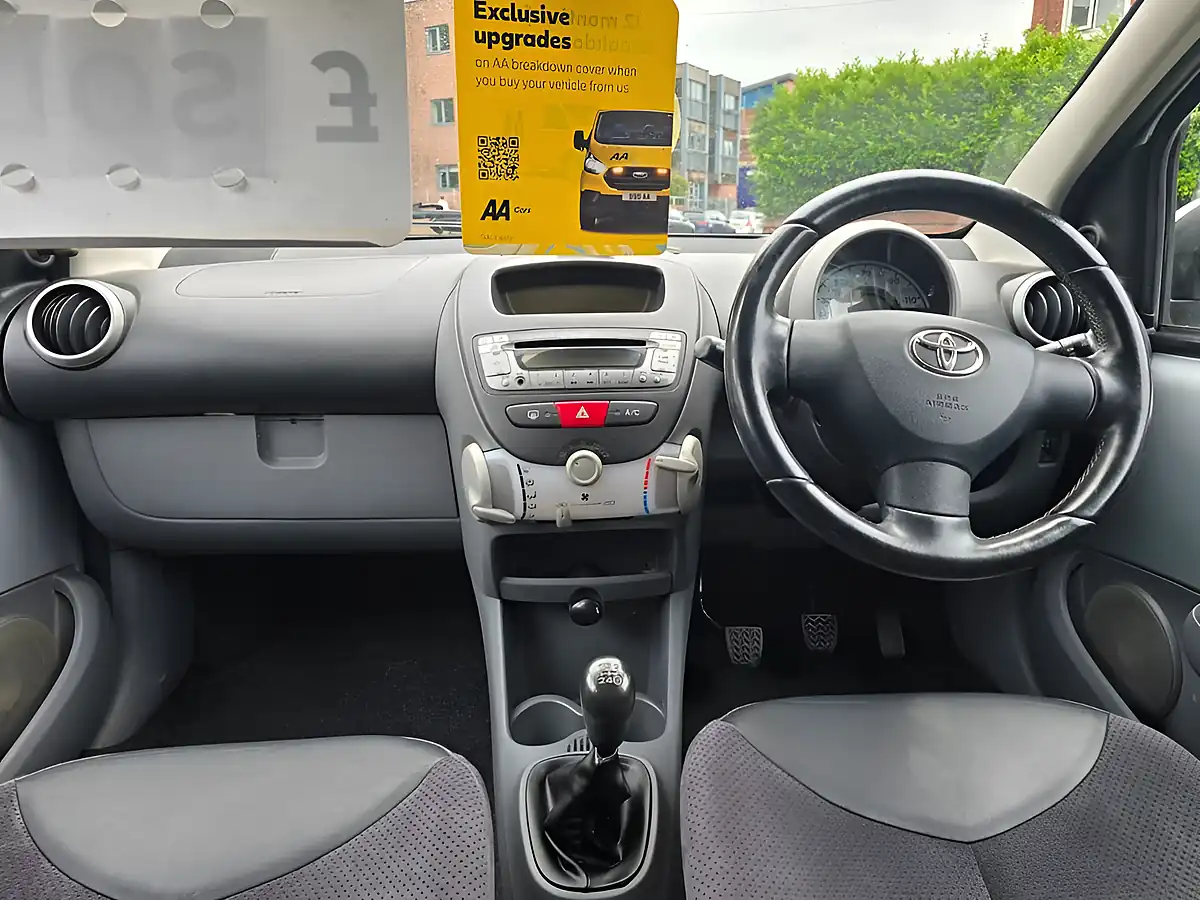 Used 2008 Toyota Aygo Platinum Silver - Interior and Exterior details 12