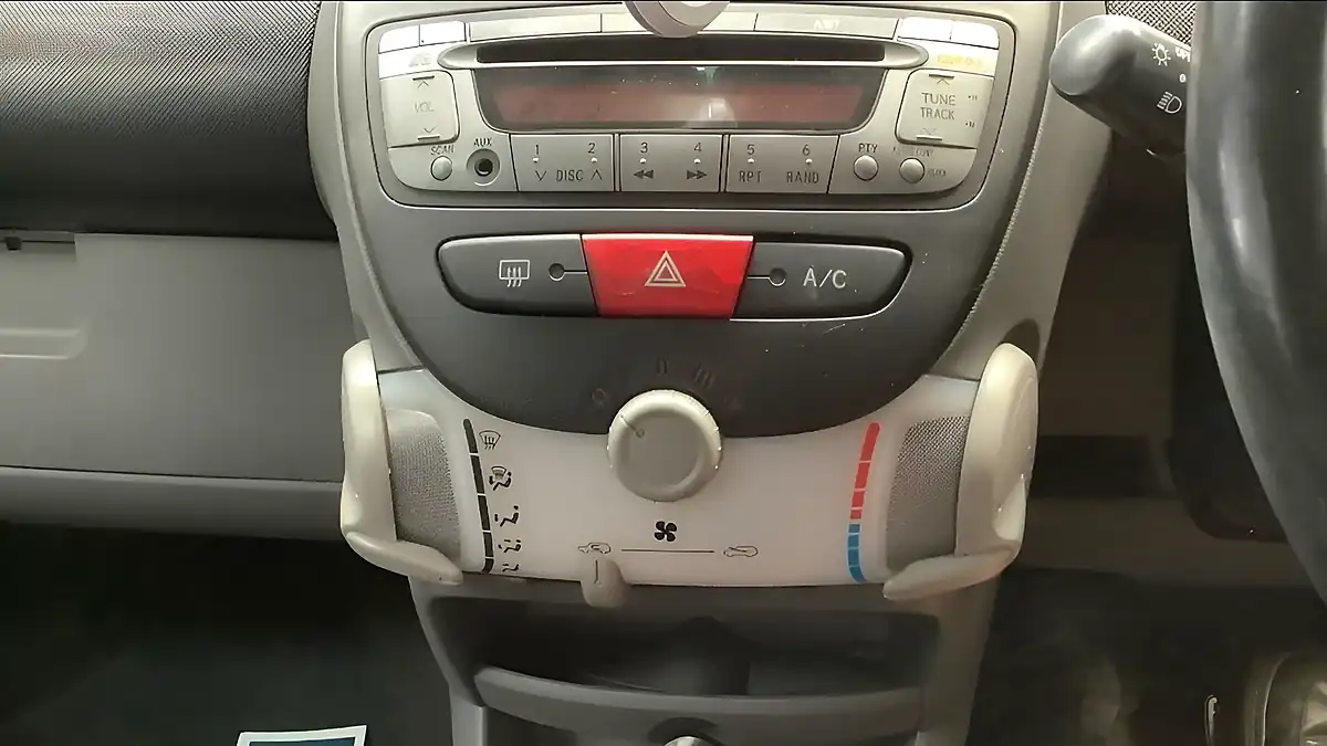 Used 2008 Toyota Aygo Platinum Silver - Interior and Exterior details 14