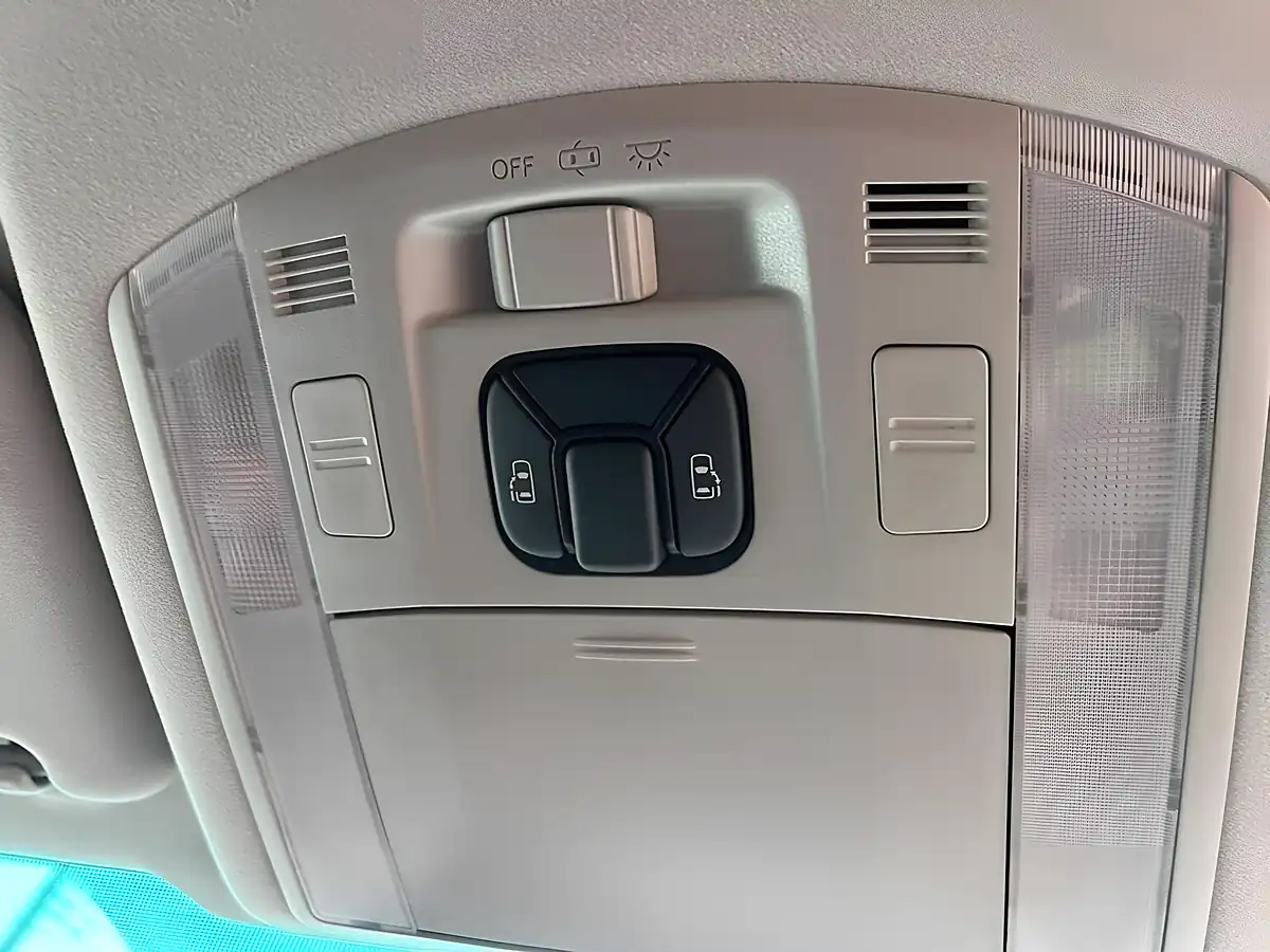 Used 2008 Toyota Vellfire Z (7 Seater) White - Interior and Exterior details 16