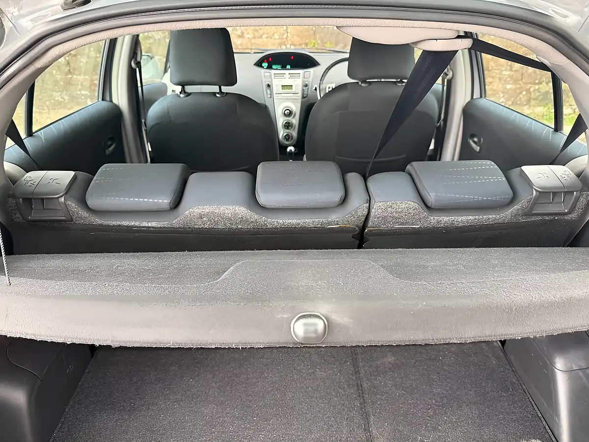 Used 2008 Toyota Yaris T3 Silver - Interior and Exterior details 11