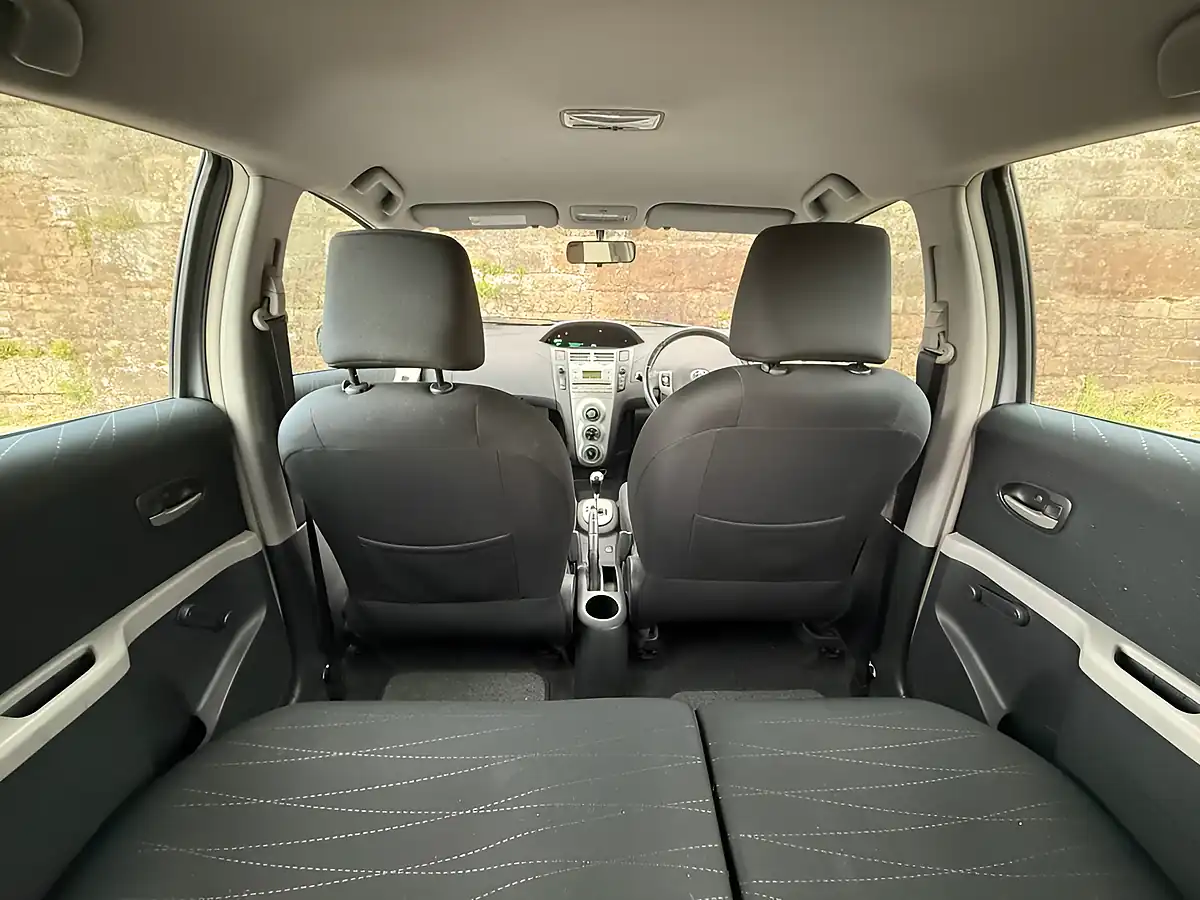 Used 2008 Toyota Yaris T3 Silver - Interior and Exterior details 12