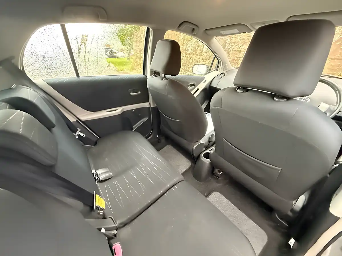 Used 2008 Toyota Yaris T3 Silver - Interior and Exterior details 16