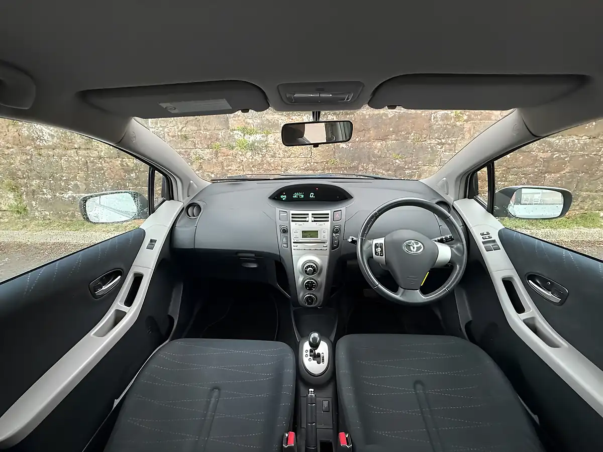 Used 2008 Toyota Yaris T3 Silver - Interior and Exterior details 17