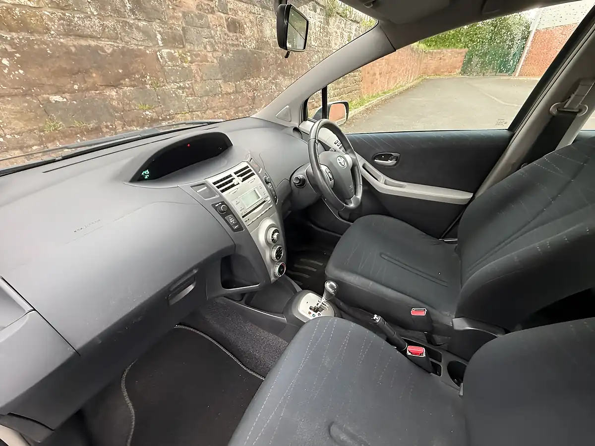 Used 2008 Toyota Yaris T3 Silver - Interior and Exterior details 18