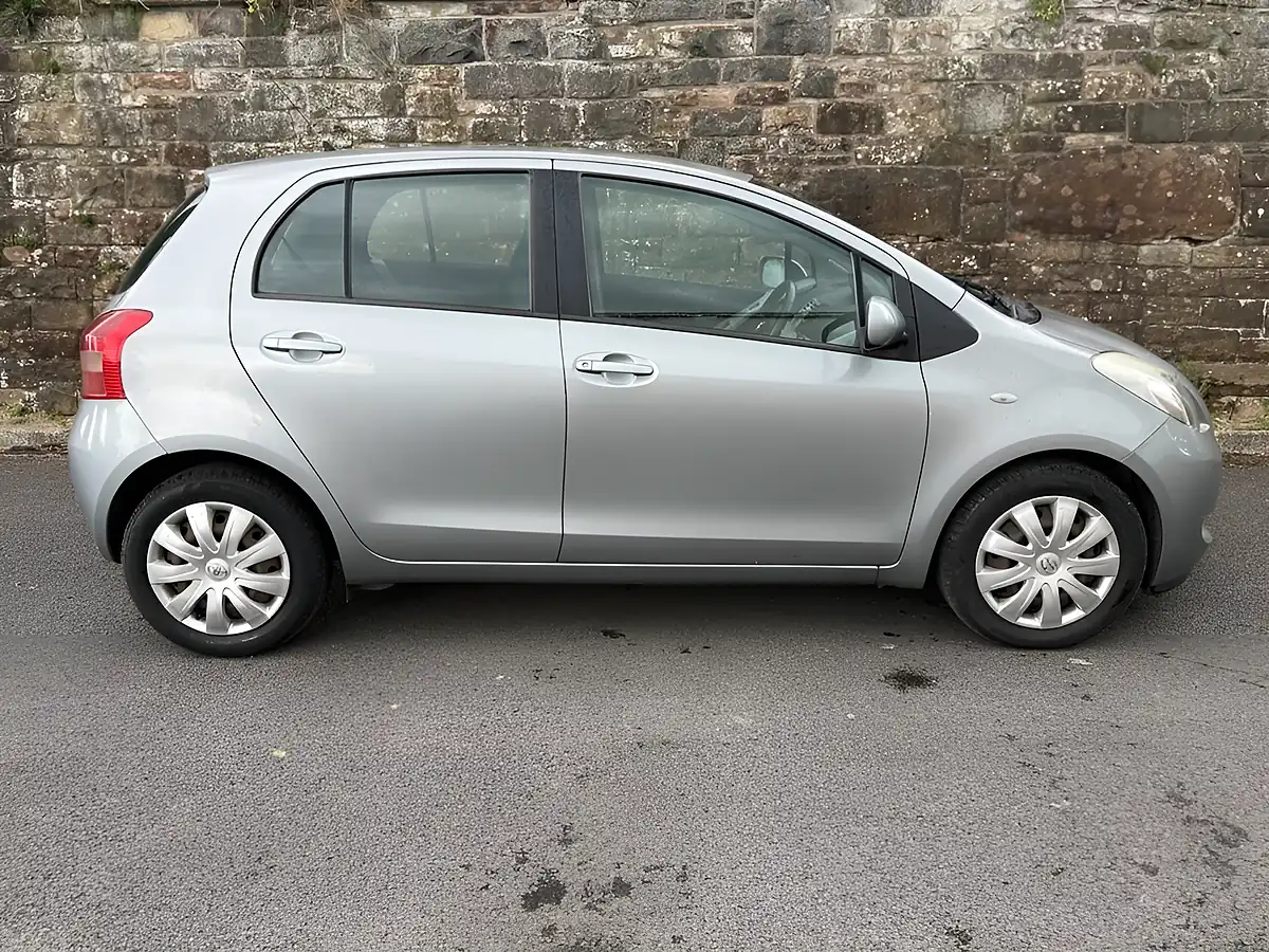 Used 2008 Toyota Yaris T3 Silver - Interior and Exterior details 4
