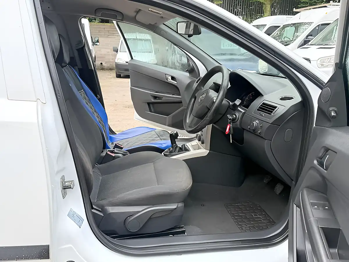 Used 2008 Vauxhall Astra Club White - Interior and Exterior details 13
