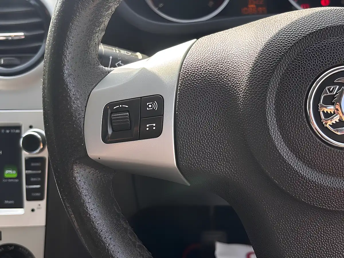 Used 2008 Vauxhall Corsa Sxi Red - Interior and Exterior details 17
