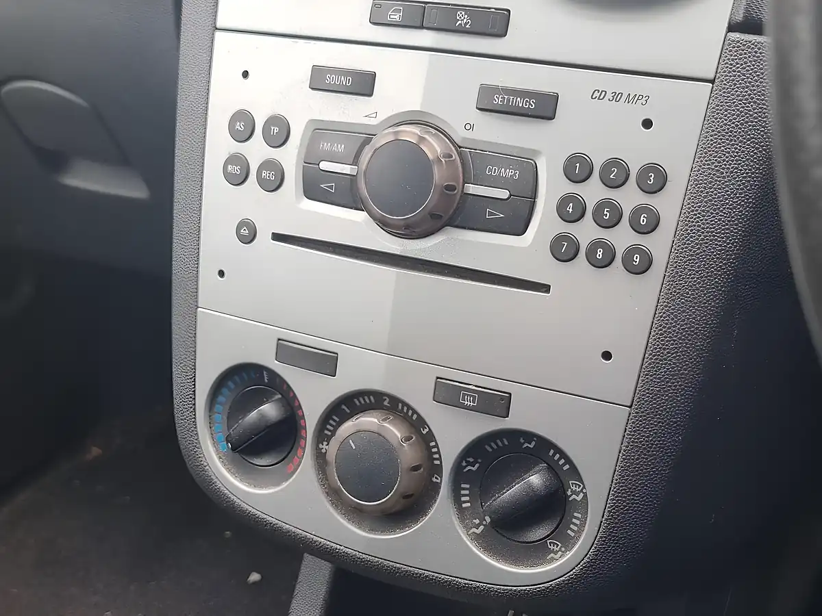 Used 2008 Vauxhall Corsa Sxi Silver - Interior and Exterior details 11