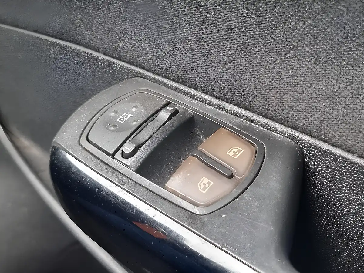 Used 2008 Vauxhall Corsa Sxi Silver - Interior and Exterior details 12