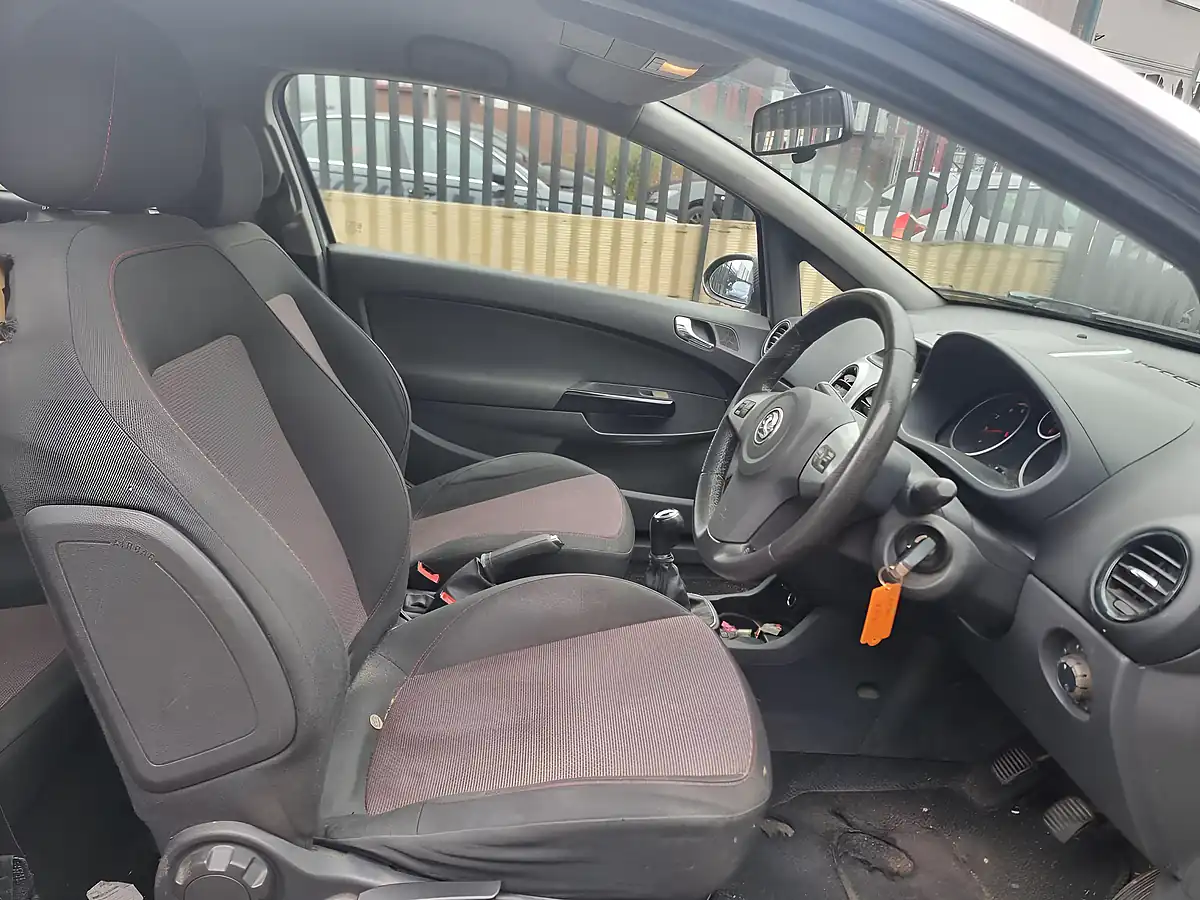 Used 2008 Vauxhall Corsa Sxi Silver - Interior and Exterior details 5