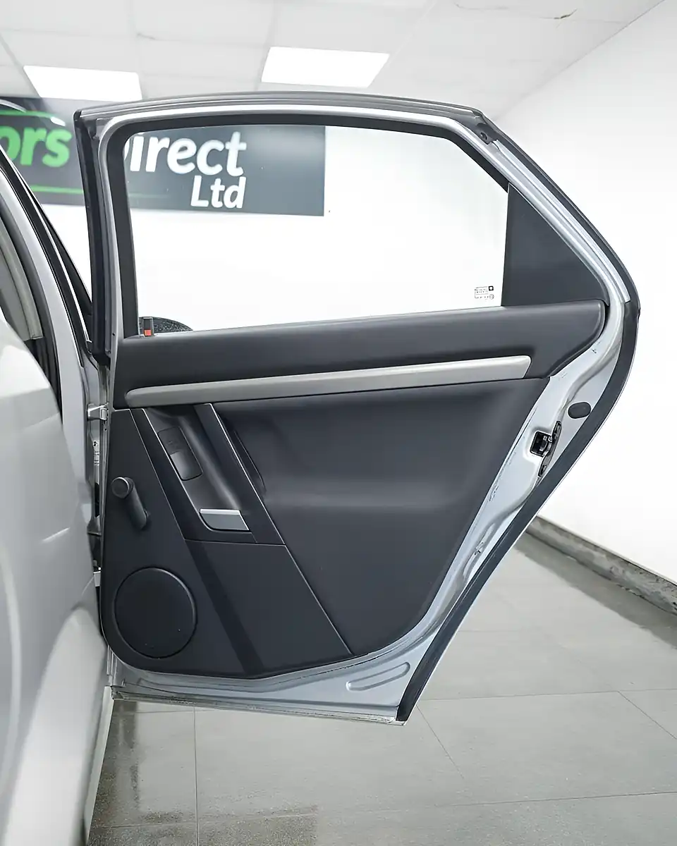 Used 2008 Vauxhall Vectra Sri Silver - Interior and Exterior details 13