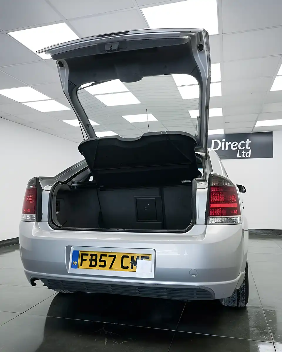 Used 2008 Vauxhall Vectra Sri Silver - Interior and Exterior details 7