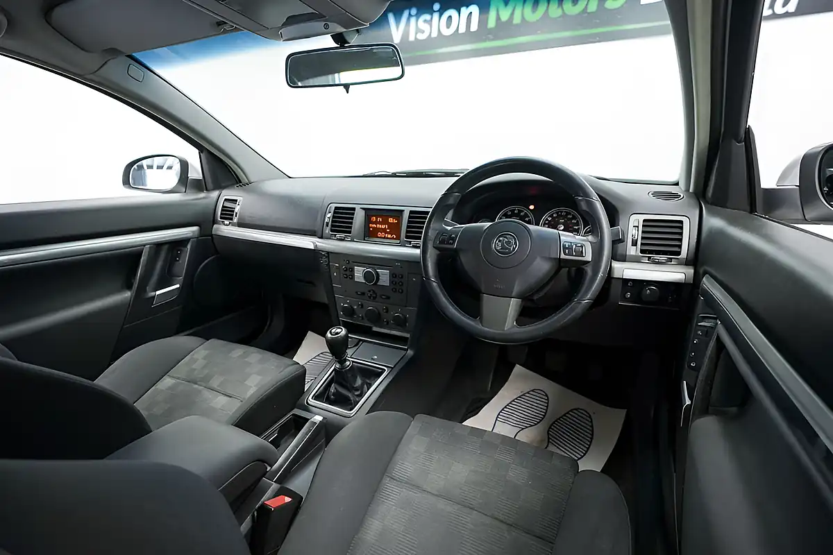 Used 2008 Vauxhall Vectra Sri Silver - Interior and Exterior details 9