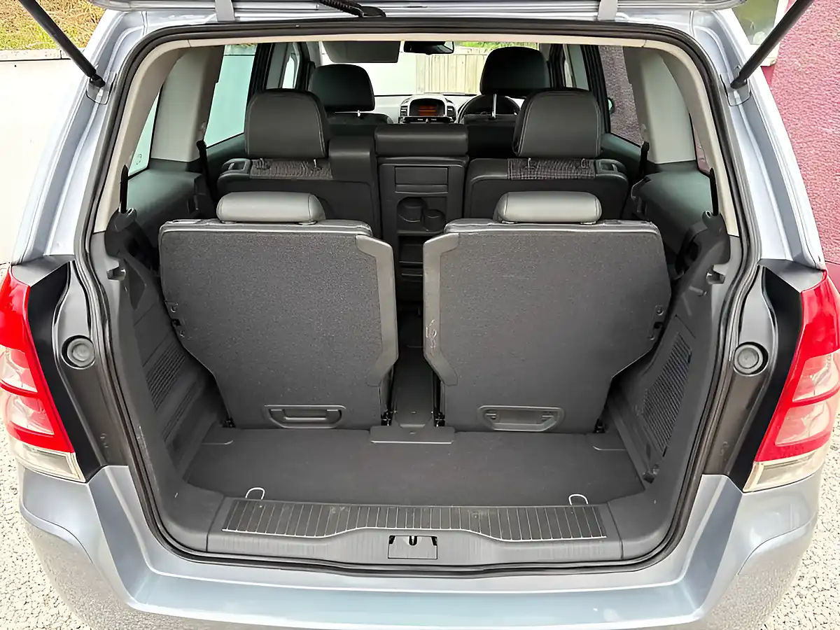 Used 2008 Vauxhall Zafira Design Silver - Interior and Exterior details 11