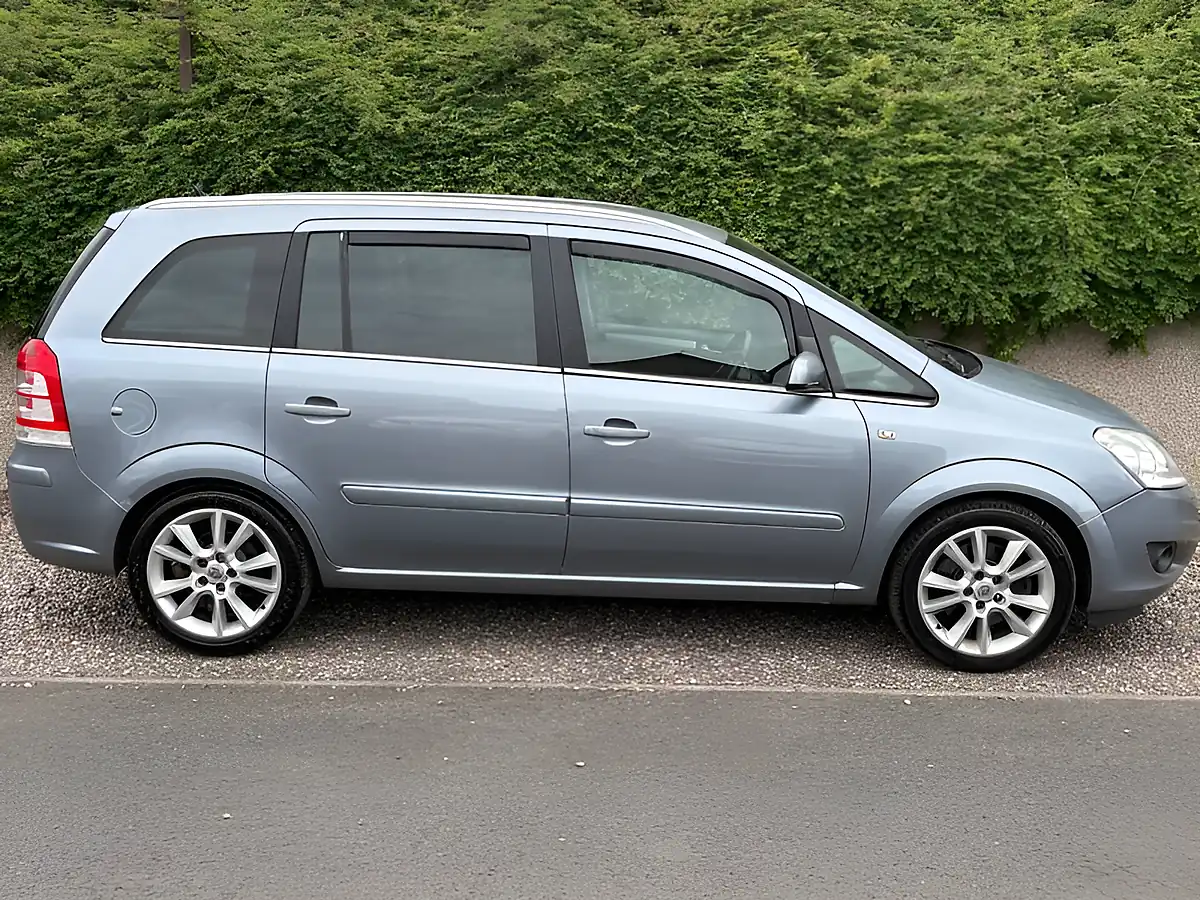 Used 2008 Vauxhall Zafira Design Silver - Interior and Exterior details 2