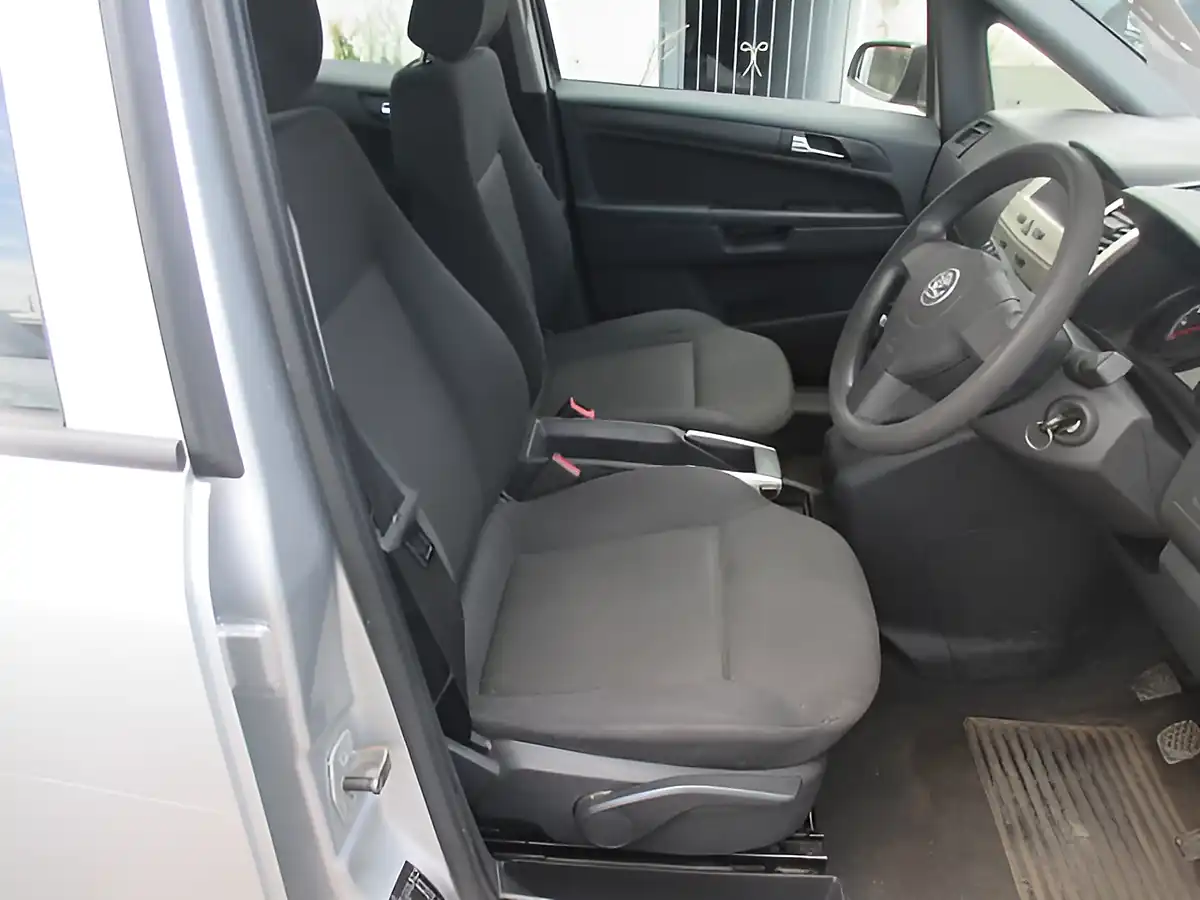 Used 2008 Vauxhall Zafira Life Silver - Interior and Exterior details 10