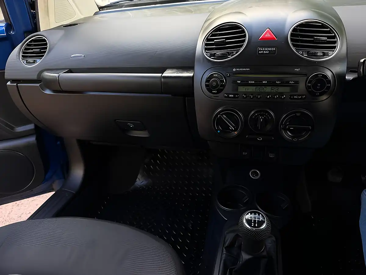 Used 2008 Volkswagen Beetle Luna Blue - Interior and Exterior details 12