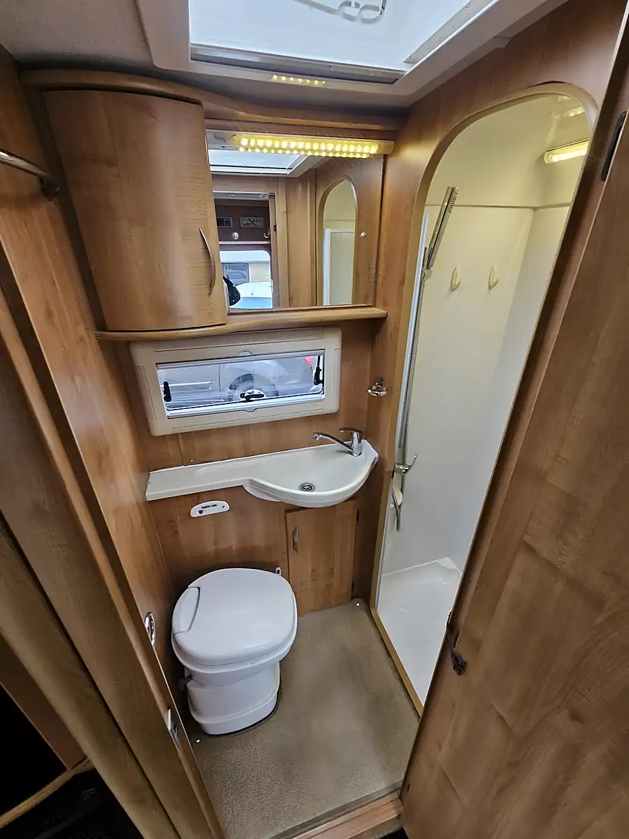 Used 2009 Autotrail Tracker Se Eks White - Interior and Exterior details 14
