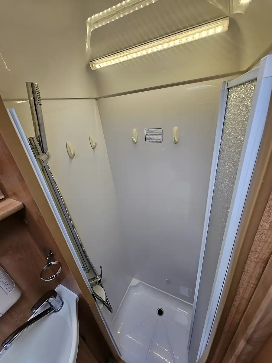 Used 2009 Autotrail Tracker Se Eks White - Interior and Exterior details 15
