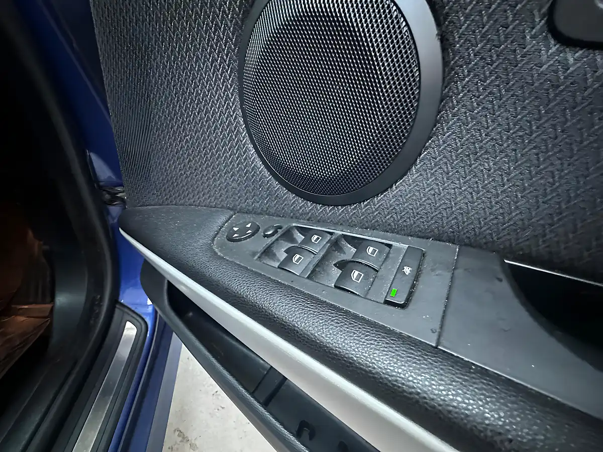 Used 2009 BMW 3 Series Se Blue - Interior and Exterior details 12