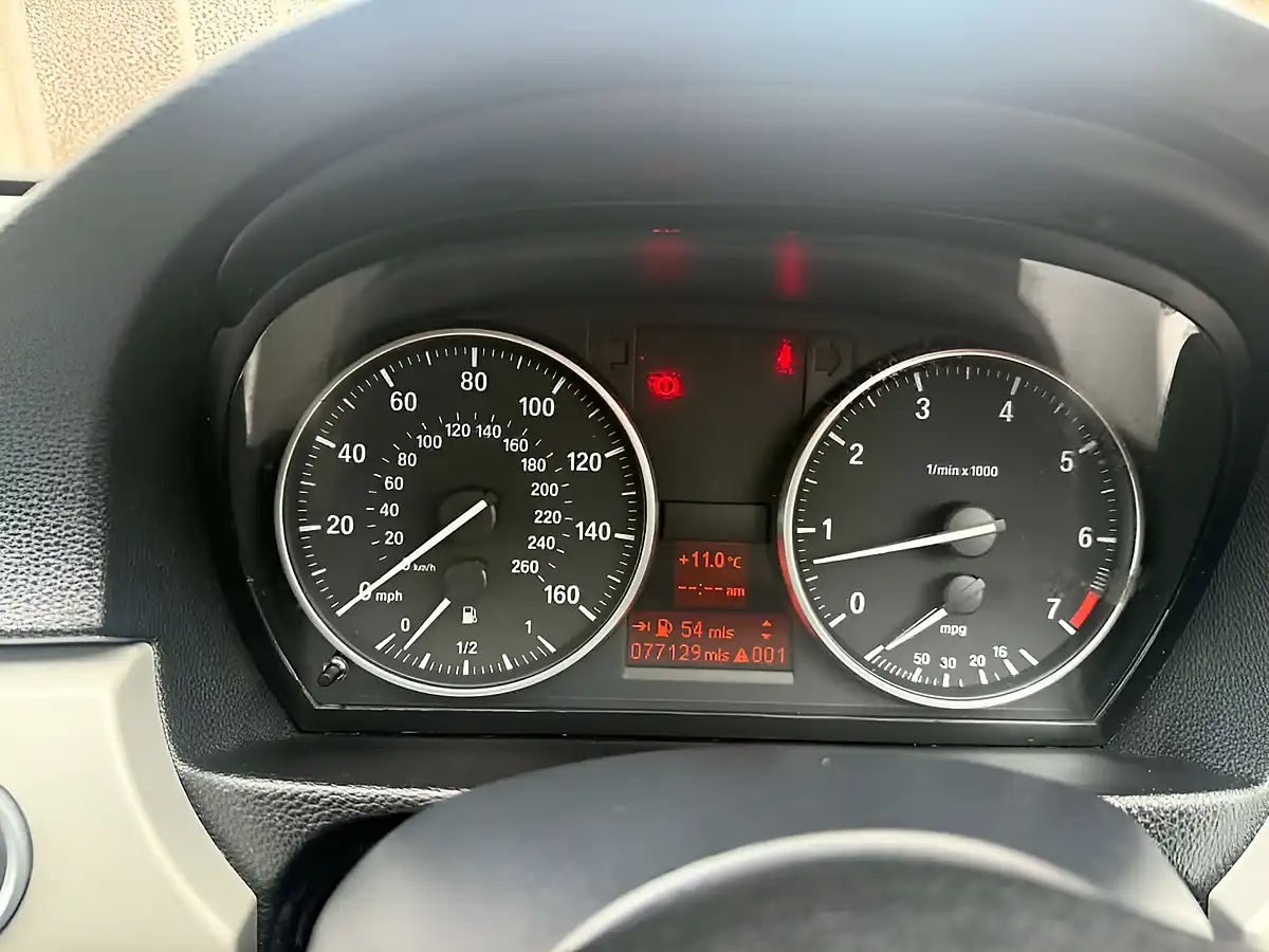 Used 2009 BMW 3 Series Se Silver - Interior and Exterior details 12