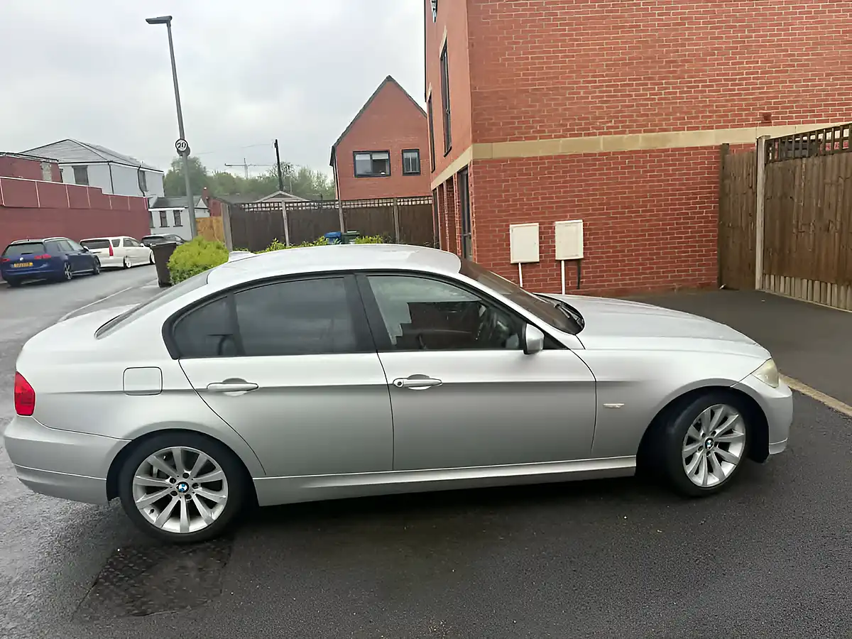 Used 2009 BMW 3 Series Se Silver - Interior and Exterior details 14