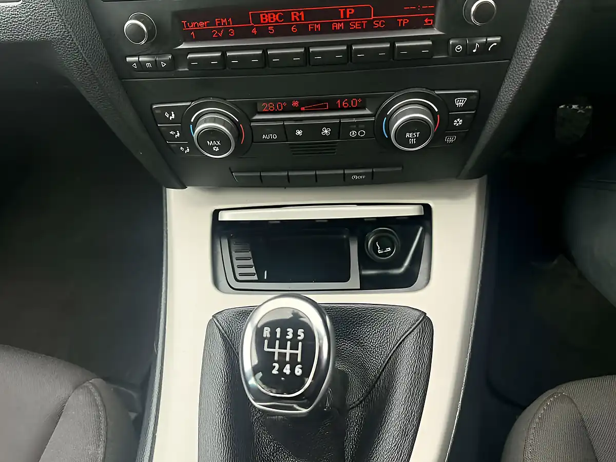 Used 2009 BMW 3 Series Se Silver - Interior and Exterior details 17