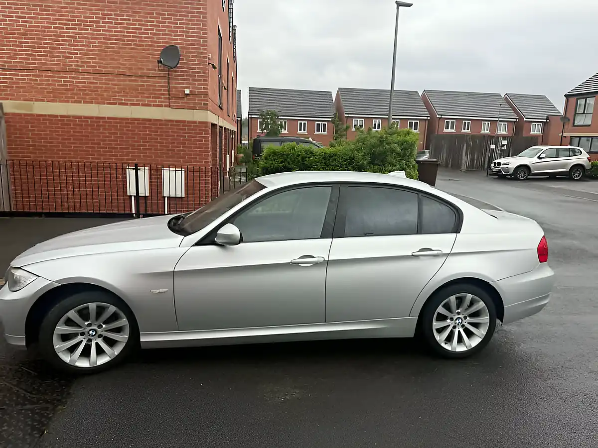 Used 2009 BMW 3 Series Se Silver - Interior and Exterior details 8