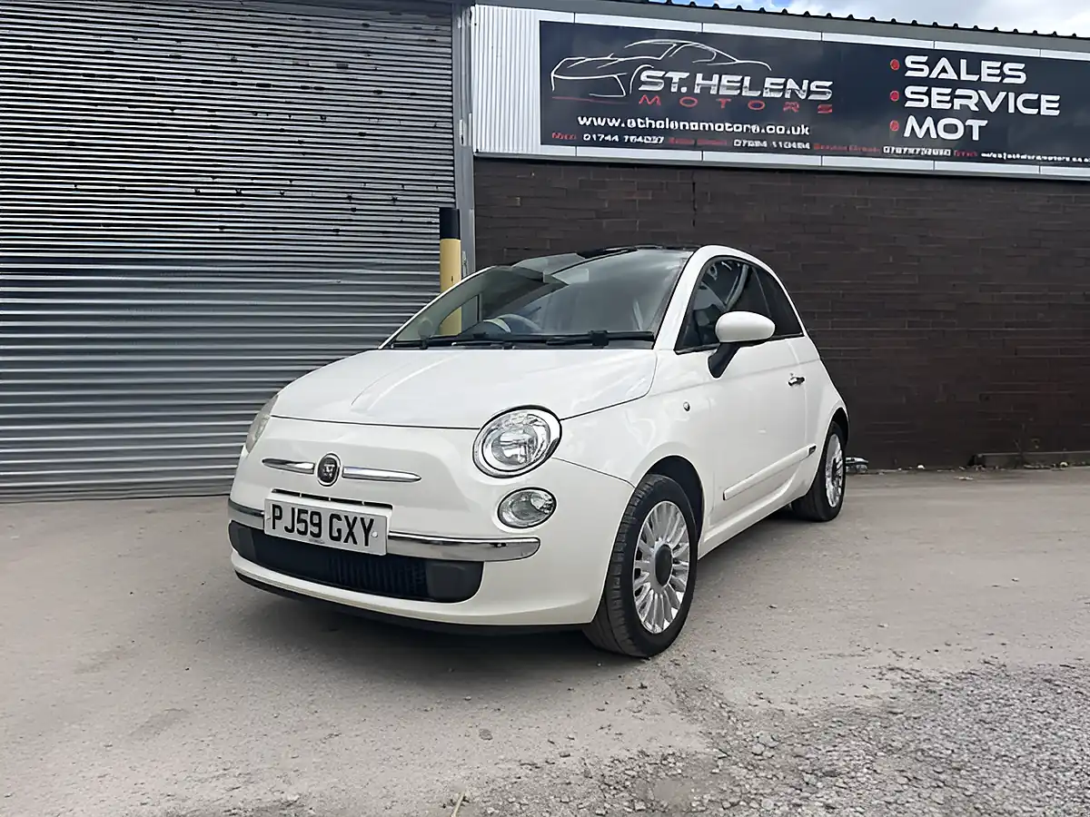 Used 2009 Fiat 500 Lounge White - Front View