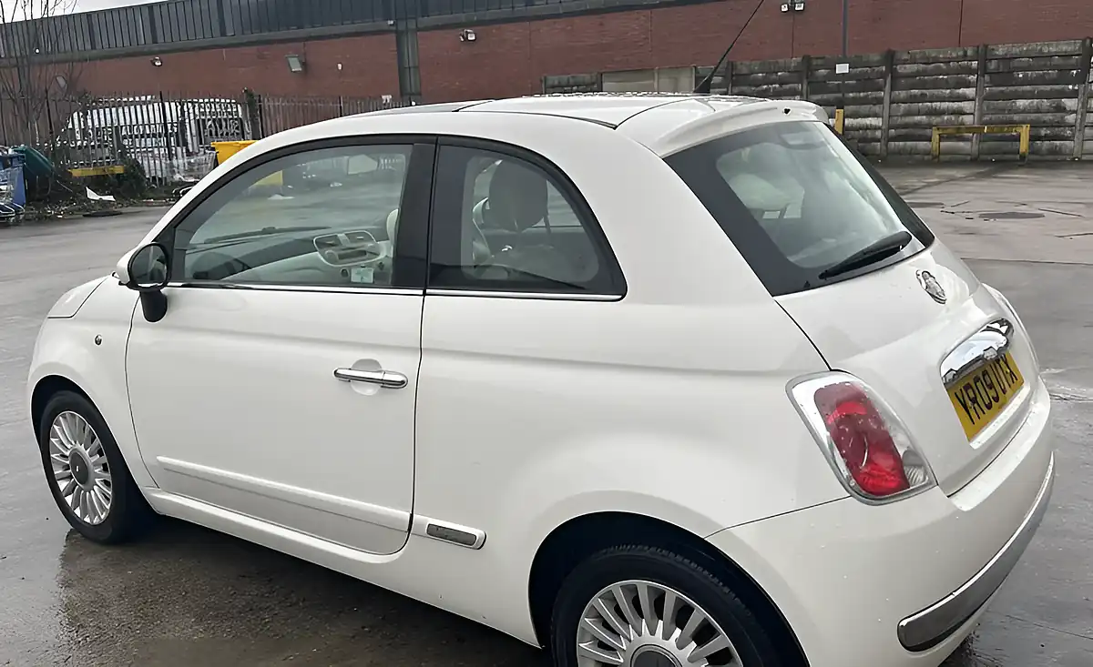 Used 2009 Fiat 500 Lounge White - Interior and Exterior details 4