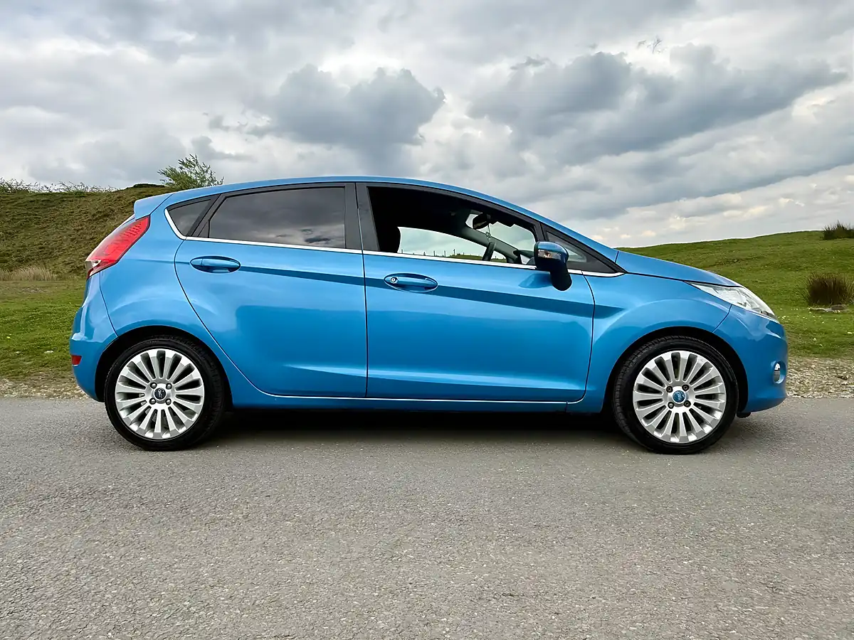 Used 2009 Ford Fiesta Titanium Blue - Interior and Exterior details 8