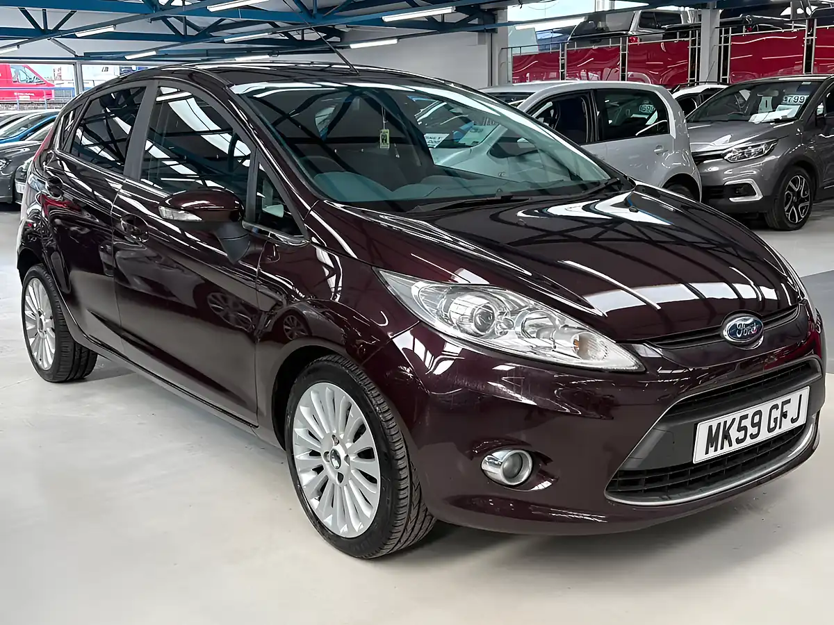 Used 2009 Ford Fiesta Titanium Red - Front View