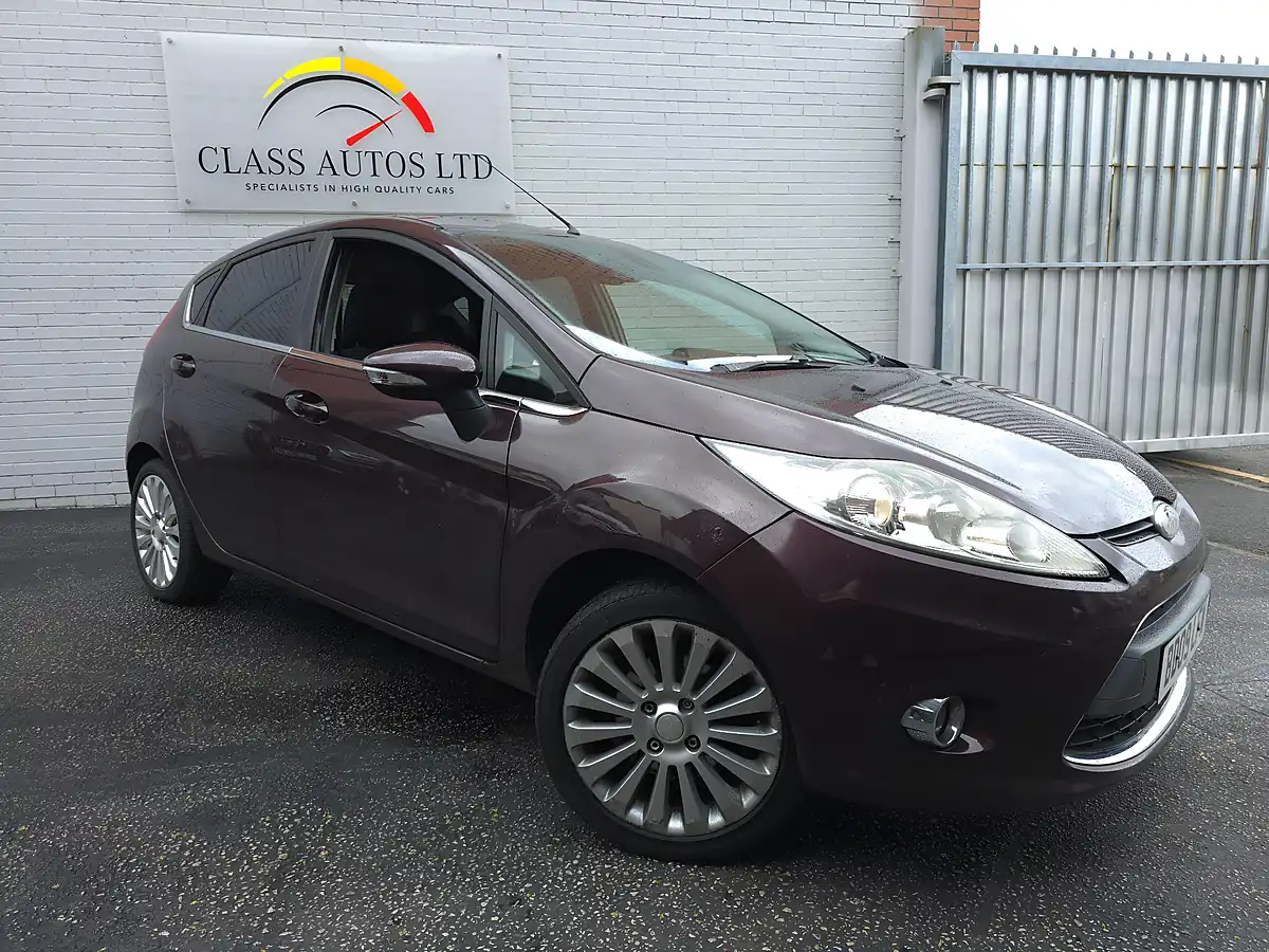 Used 2009 Ford Fiesta Titanium Red - Front View