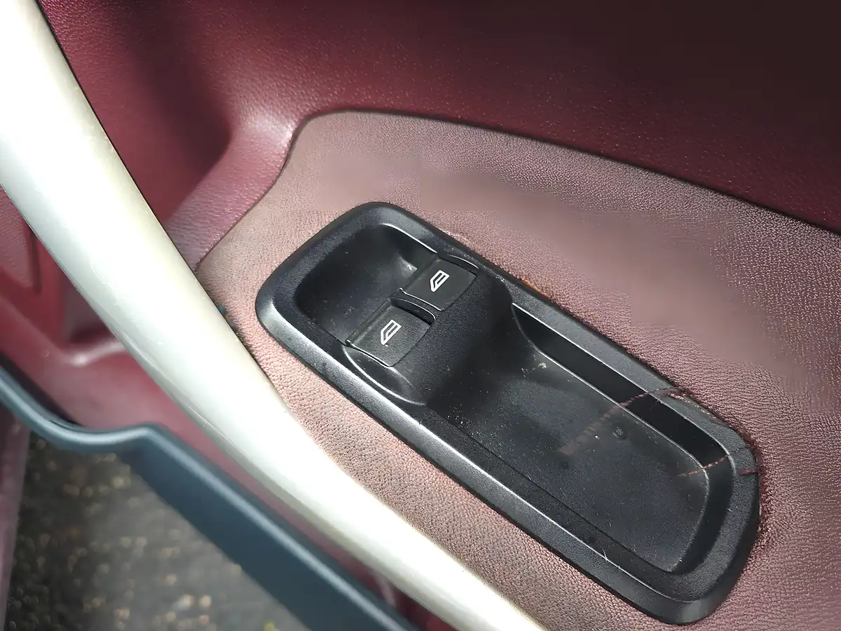 Used 2009 Ford Fiesta Titanium Red - Interior and Exterior details 17