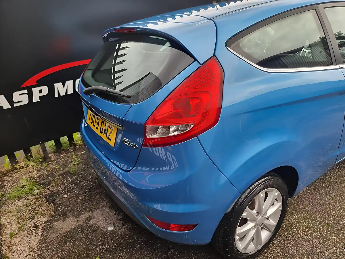 Used 2009 Ford Fiesta Zetec Blue - Interior and Exterior details 9