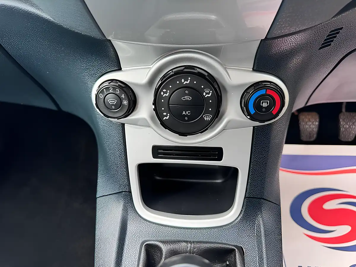 Used 2009 Ford Fiesta Zetec Moondust Silver - Interior and Exterior details 15