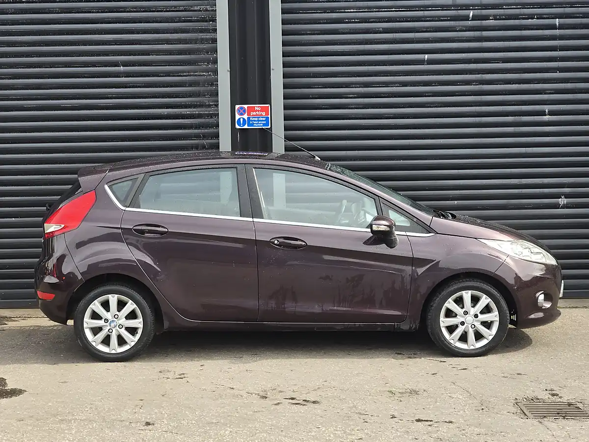 Used 2009 Ford Fiesta Zetec Red - Interior and Exterior details 6