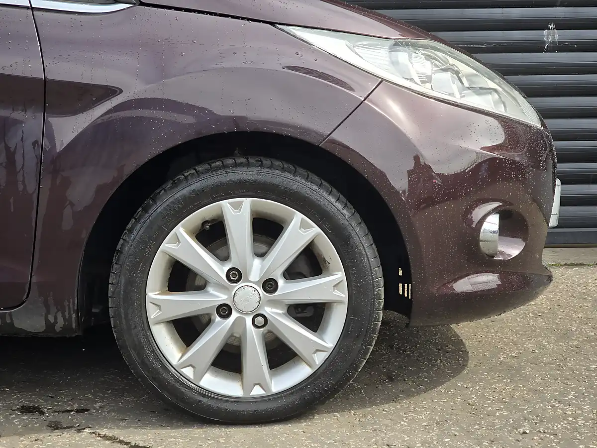 Used 2009 Ford Fiesta Zetec Red - Interior and Exterior details 7