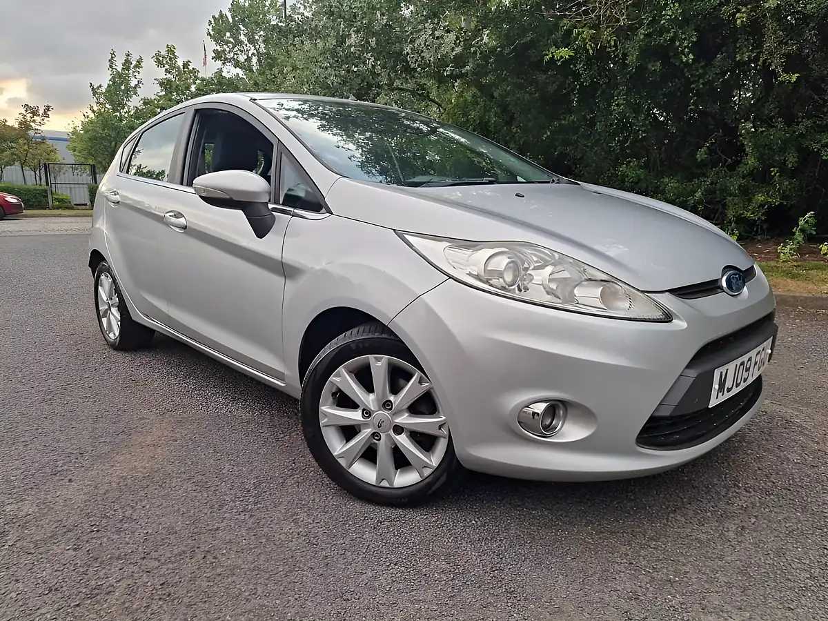 Used 2009 Ford Fiesta Zetec Silver - Front View