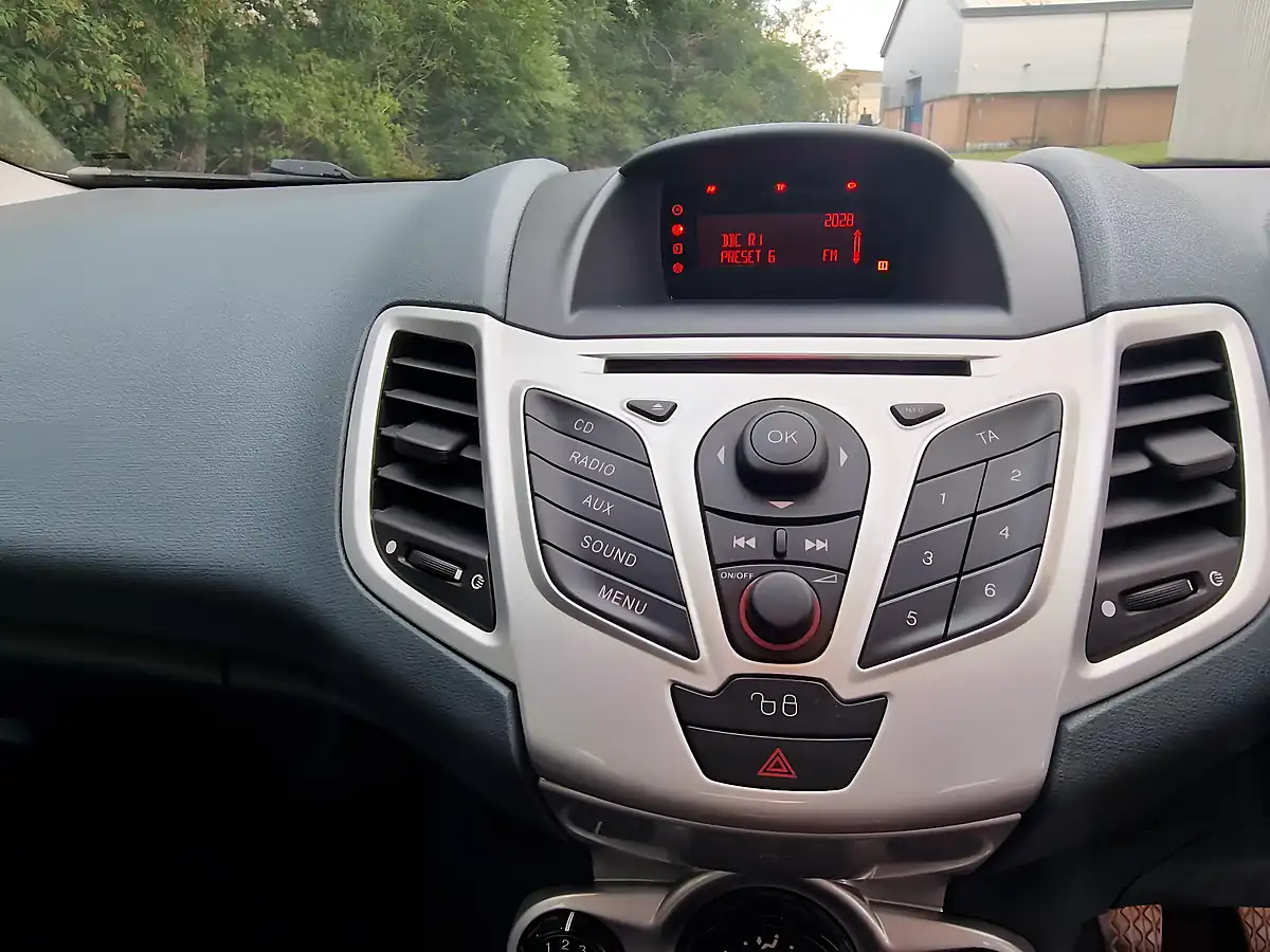 Used 2009 Ford Fiesta Zetec Silver - Interior and Exterior details 12