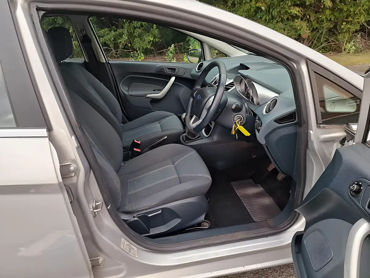 Used 2009 Ford Fiesta Zetec Silver - Interior and Exterior details 7