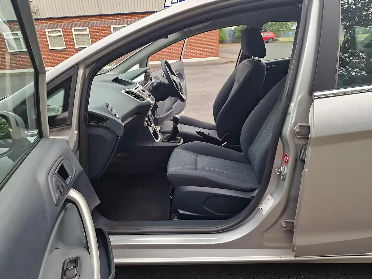 Used 2009 Ford Fiesta Zetec Silver - Interior and Exterior details 9